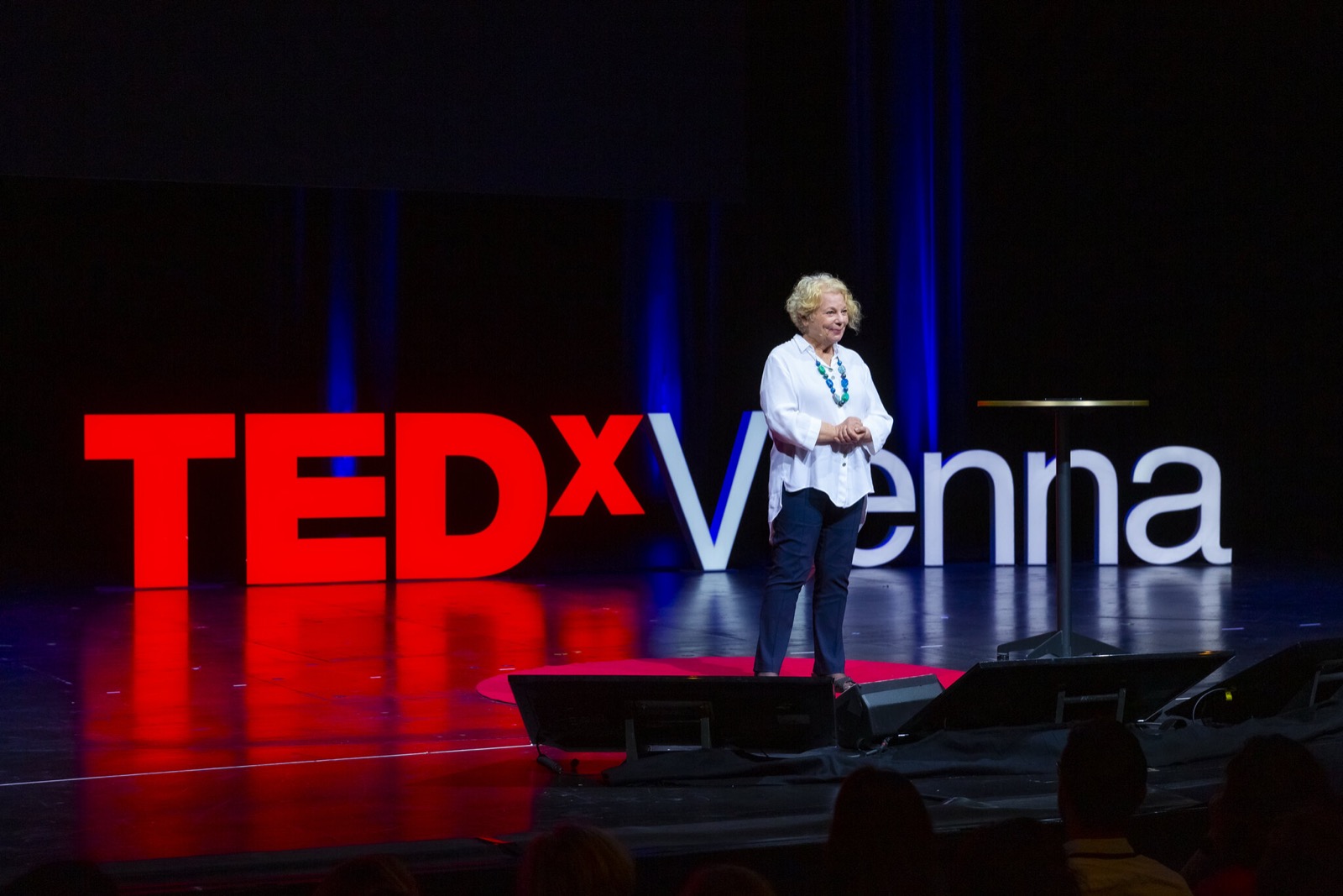 Jenny Simanowitz on the TEDxVienna stage